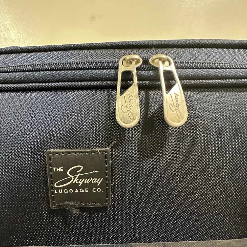 Skyway Navy Blue Spinner Suitcase